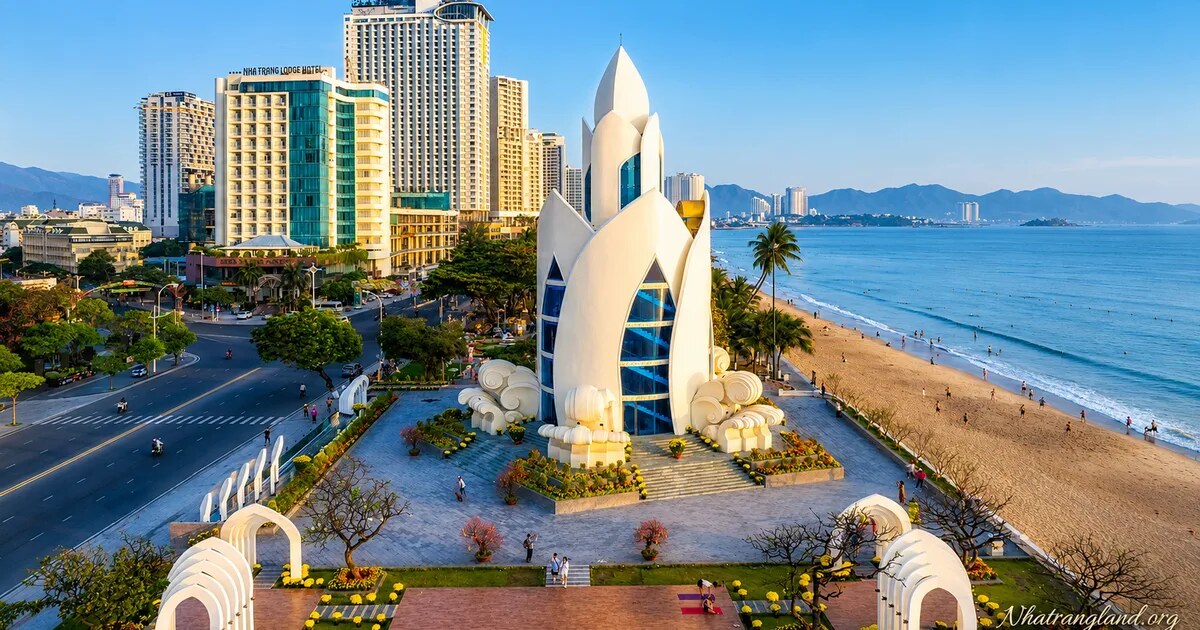 Набережная Trần Phú и башня Trầm Hương в центре Нячанга