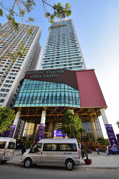 Mặt tiền khách sạn Mường Thanh Luxury Viễn Triều với biển tên trên lối vào, ảnh năm 2019