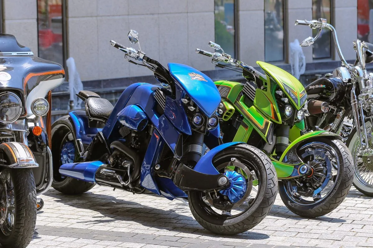 M&ocirc; t&ocirc; custom xanh dương v&agrave; xanh l&aacute; trưng b&agrave;y tại khu triển l&atilde;m Bike Week Vietnam 2026 CaraWorld