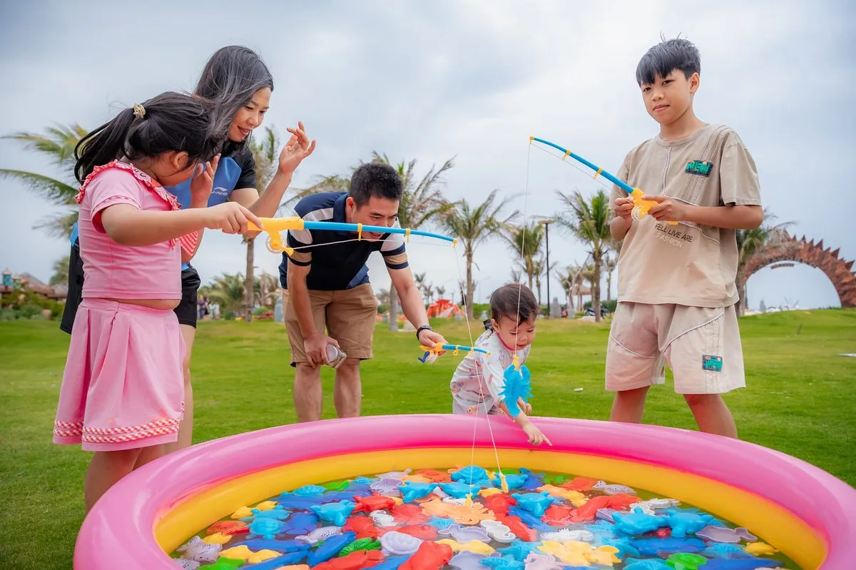 Trẻ em vui chơi c&acirc;u c&aacute; đồ chơi tại c&ocirc;ng vi&ecirc;n ven biển CaraWorld sự kiện Bloom mừng 8 th&aacute;ng 3