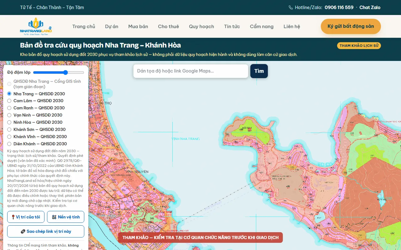 Giao diện bản đồ tra cứu quy hoạch Nha Trang &ndash; Kh&aacute;nh H&ograve;a của NhaTrangLand: bảng chọn 8 khu vực, &ocirc; d&aacute;n tọa độ Google Maps v&agrave; bản đồ m&agrave;u quy hoạch sử dụng đất 2030