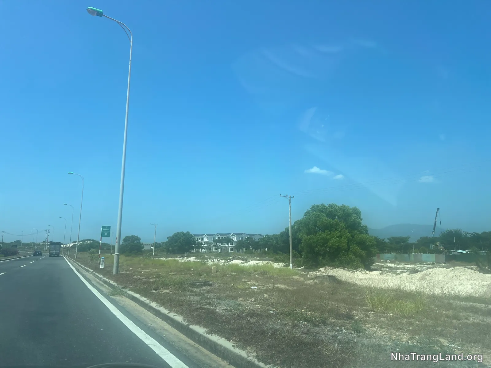 G&oacute;c nh&igrave;n từ đại lộ Nguyễn Tất Th&agrave;nh &mdash; trục kết nối s&acirc;n bay Cam Ranh với Nha Trang.