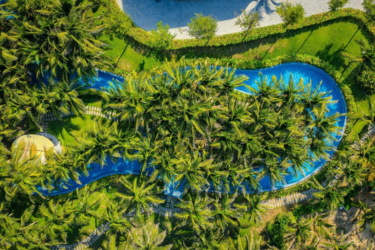 Hồ bơi 3 tầng giật cấp The Arena Cam Ranh với dòng sông lười hướng biển Bãi Dài