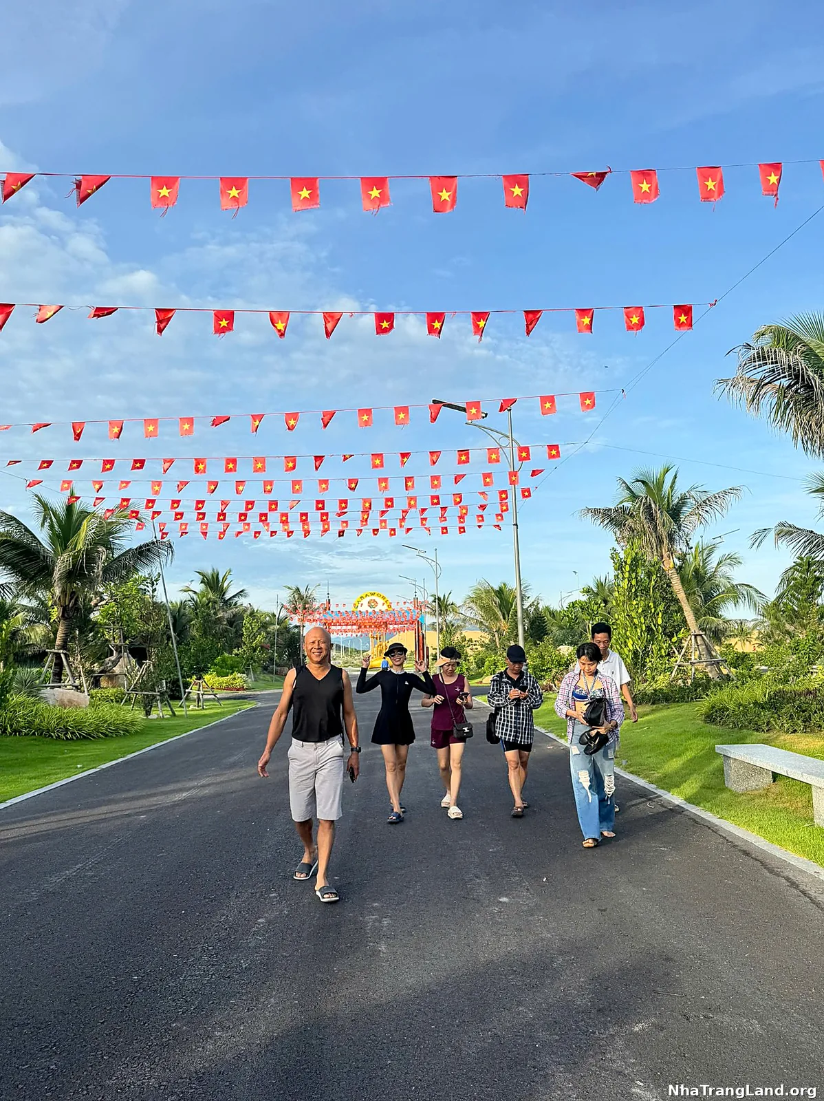 Khách tham quan Para Sol cờ Việt Nam