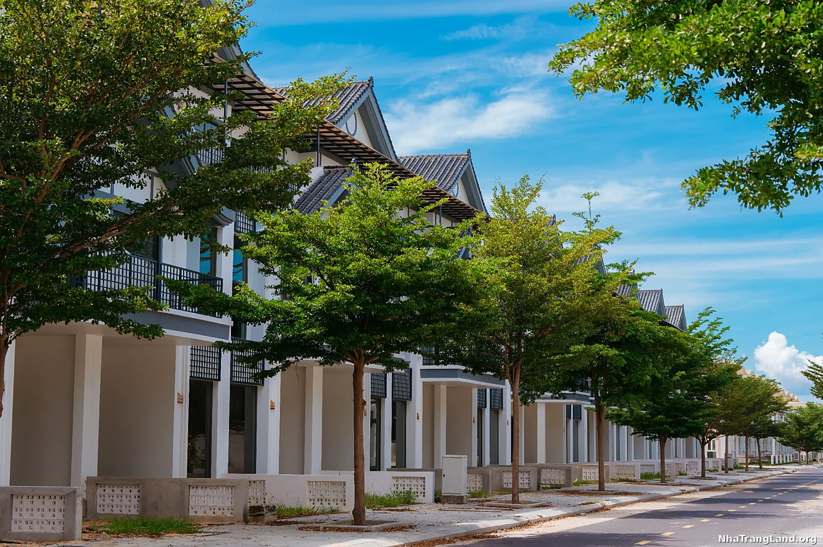 Dãy nhà Nikko Park vỉa hè cây xanh
