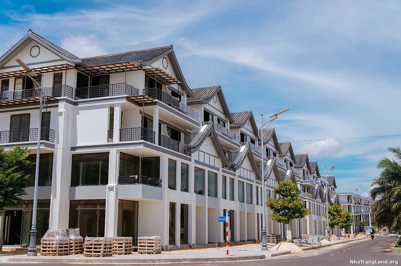 Dãy shophouse Nikko Park mặt tiền kính biển đường