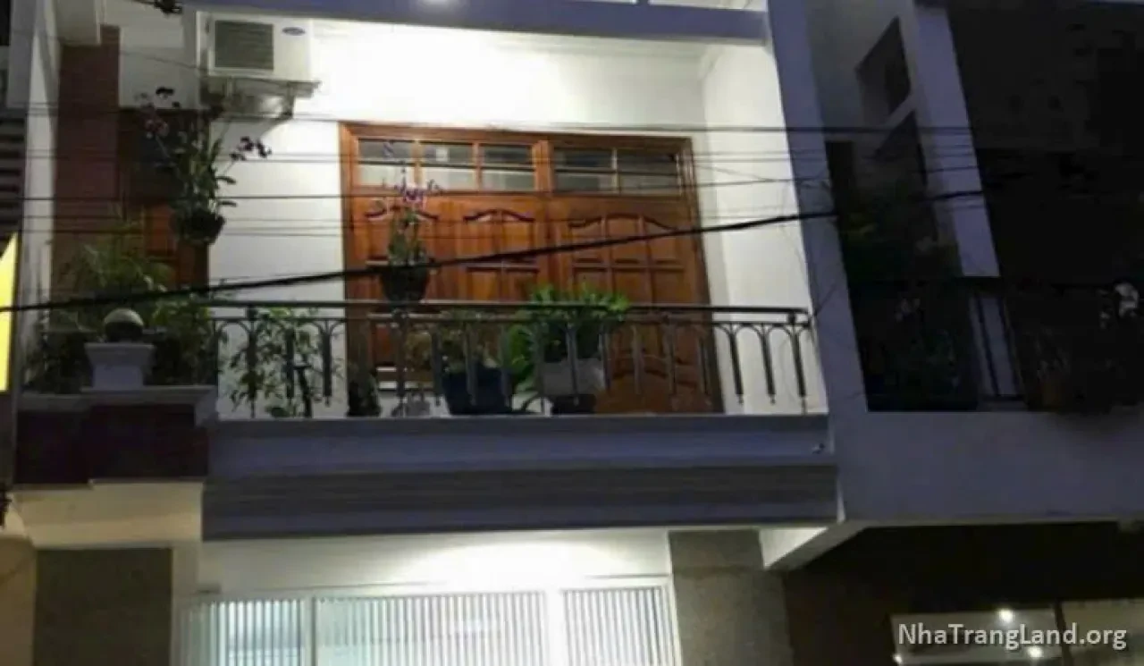 Bán nhà 3 tầng mặt tiền Hoàng Văn Thụ gần ga Nha Trang, giá 12,5 tỷ