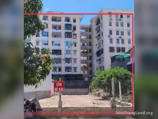 Lô đất trống mặt tiền đường Đồng Nai, phía sau là khu chung cư Lê Hồng Phong