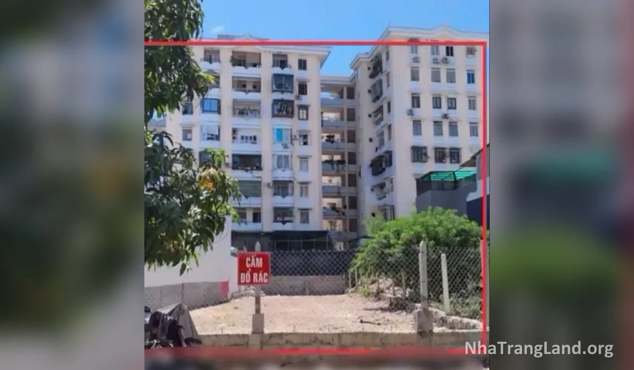 Lô đất trống mặt tiền đường Đồng Nai, phía sau là khu chung cư Lê Hồng Phong