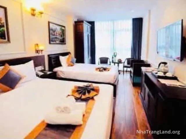 Phòng hai giường có tivi và bàn làm việc — ảnh 5