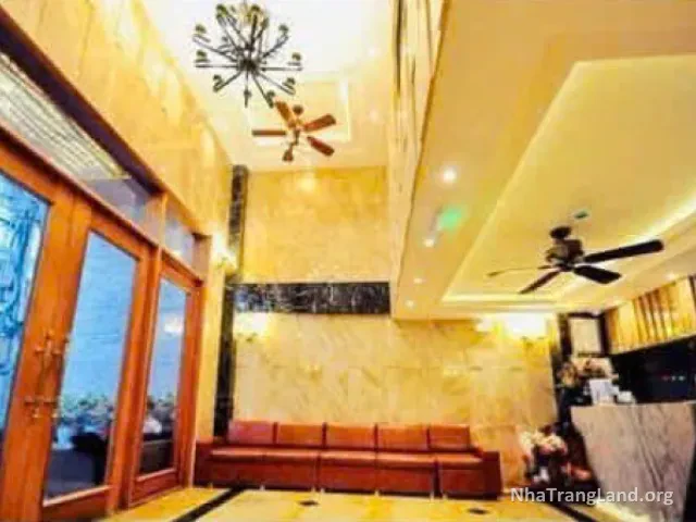 Sảnh lễ tân có cửa kính lớn — ảnh 4