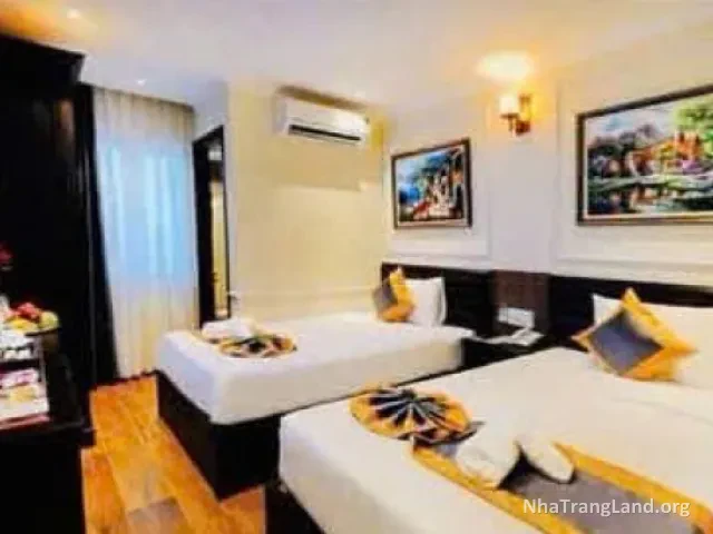 Phòng hai giường có tranh treo tường — ảnh 7