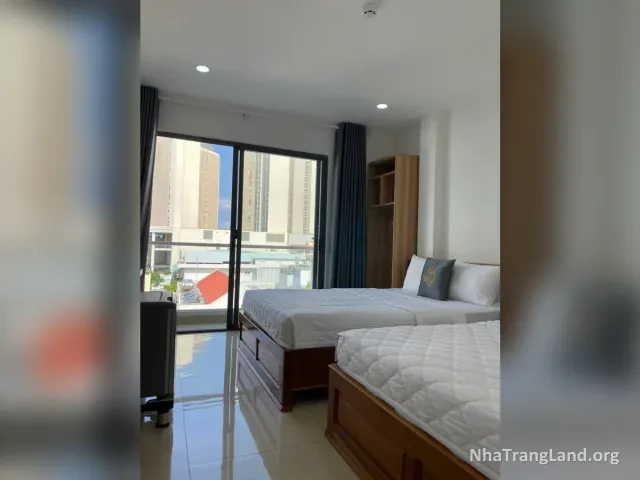 Phòng hai giường có cửa kính lớn nhìn ra phố