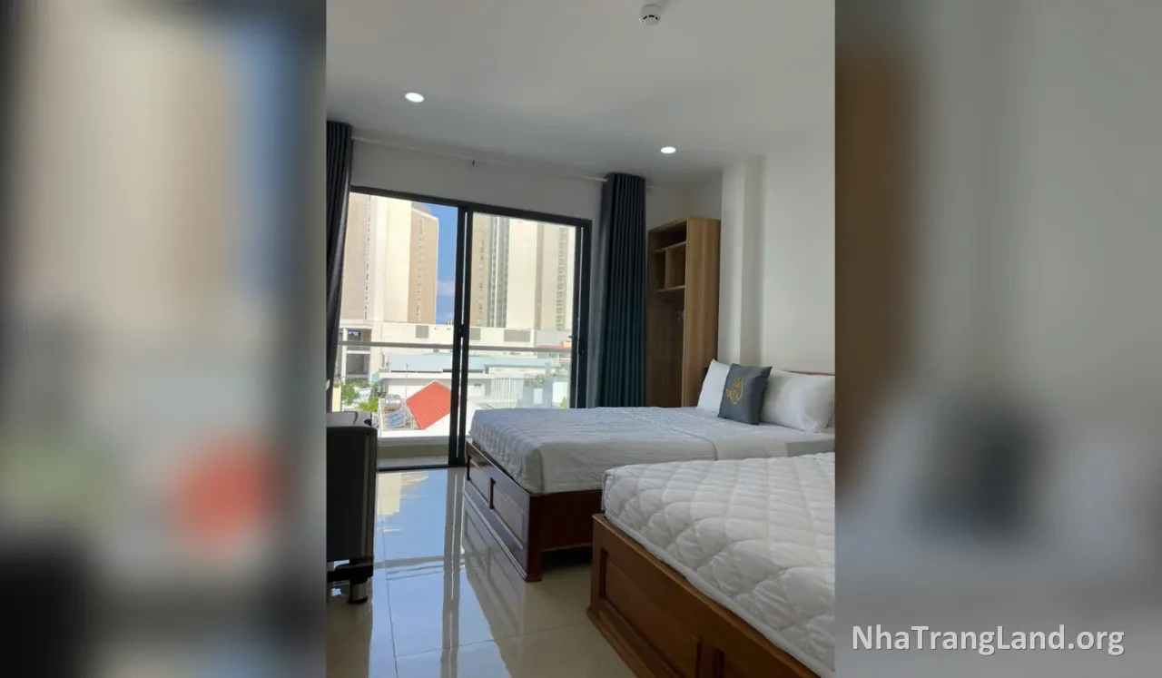 Phòng hai giường có cửa kính lớn nhìn ra phố