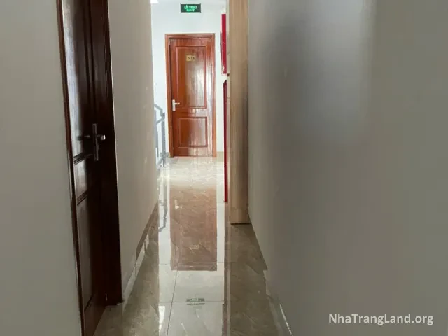 Hành lang tầng phòng lát gạch bóng — ảnh 3