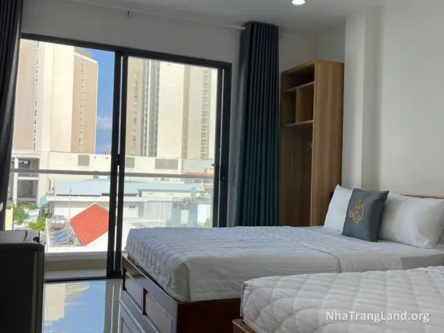 Phòng hai giường có cửa kính lớn nhìn ra phố — ảnh 5