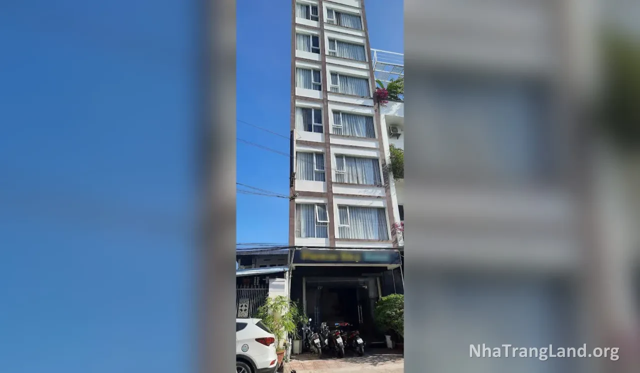 Mặt tiền khách sạn 6 tầng, biển hiệu đã làm mờ