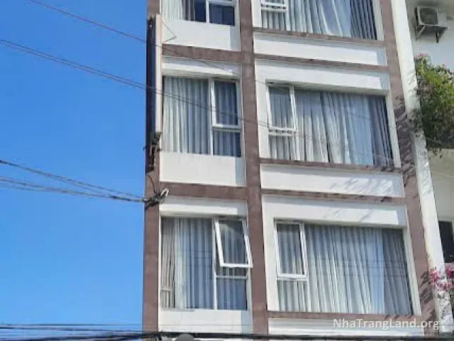 Mặt tiền khách sạn 6 tầng, biển hiệu đã làm mờ — ảnh 2