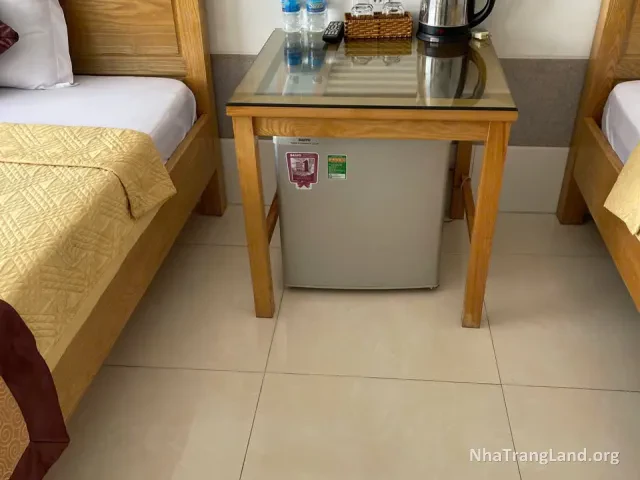 Phòng có tủ lạnh và ấm siêu tốc — ảnh 4
