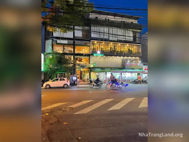 Nhà 3 tầng trên lô đất góc mặt tiền Tô Hiến Thành buổi tối