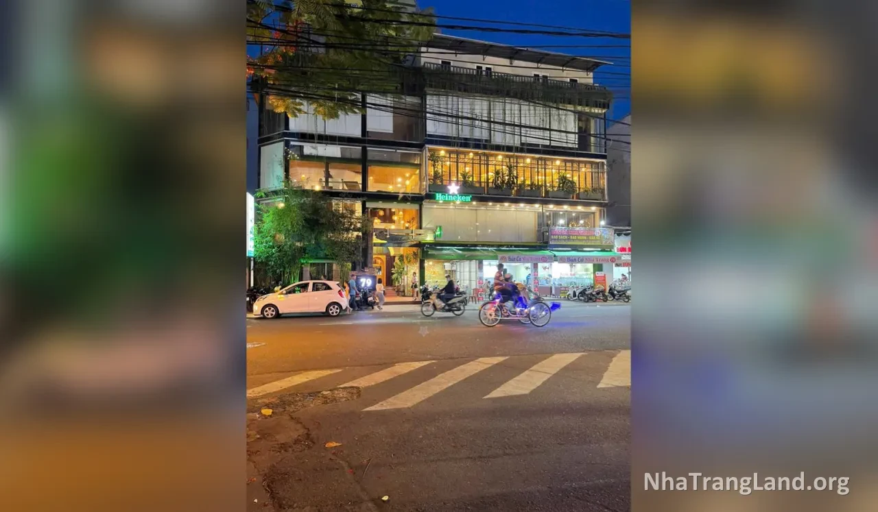 Nhà 3 tầng trên lô đất góc mặt tiền Tô Hiến Thành buổi tối