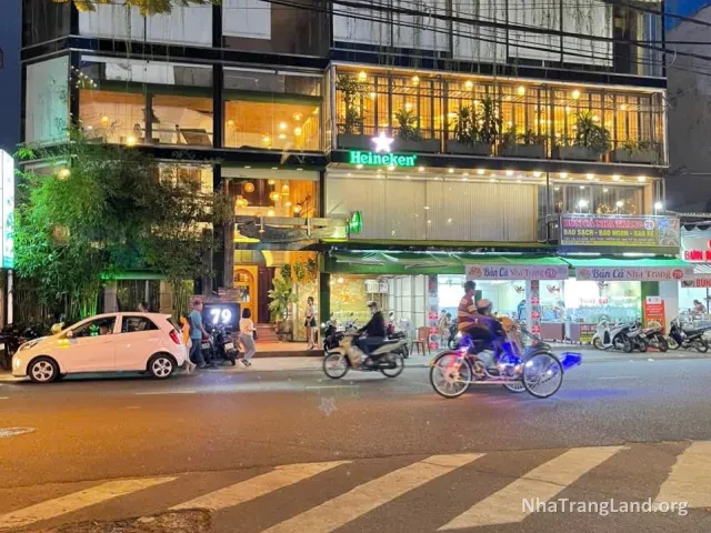 Nhà 3 tầng trên lô đất góc mặt tiền Tô Hiến Thành buổi tối — ảnh 2