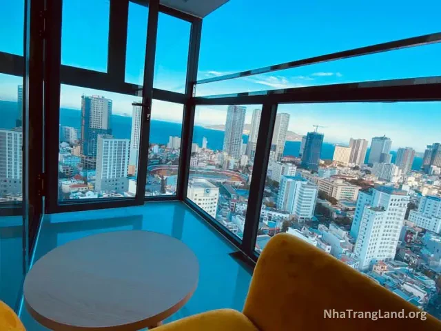 Góc kính phòng khách sạn nhìn ra thành phố và biển Nha Trang