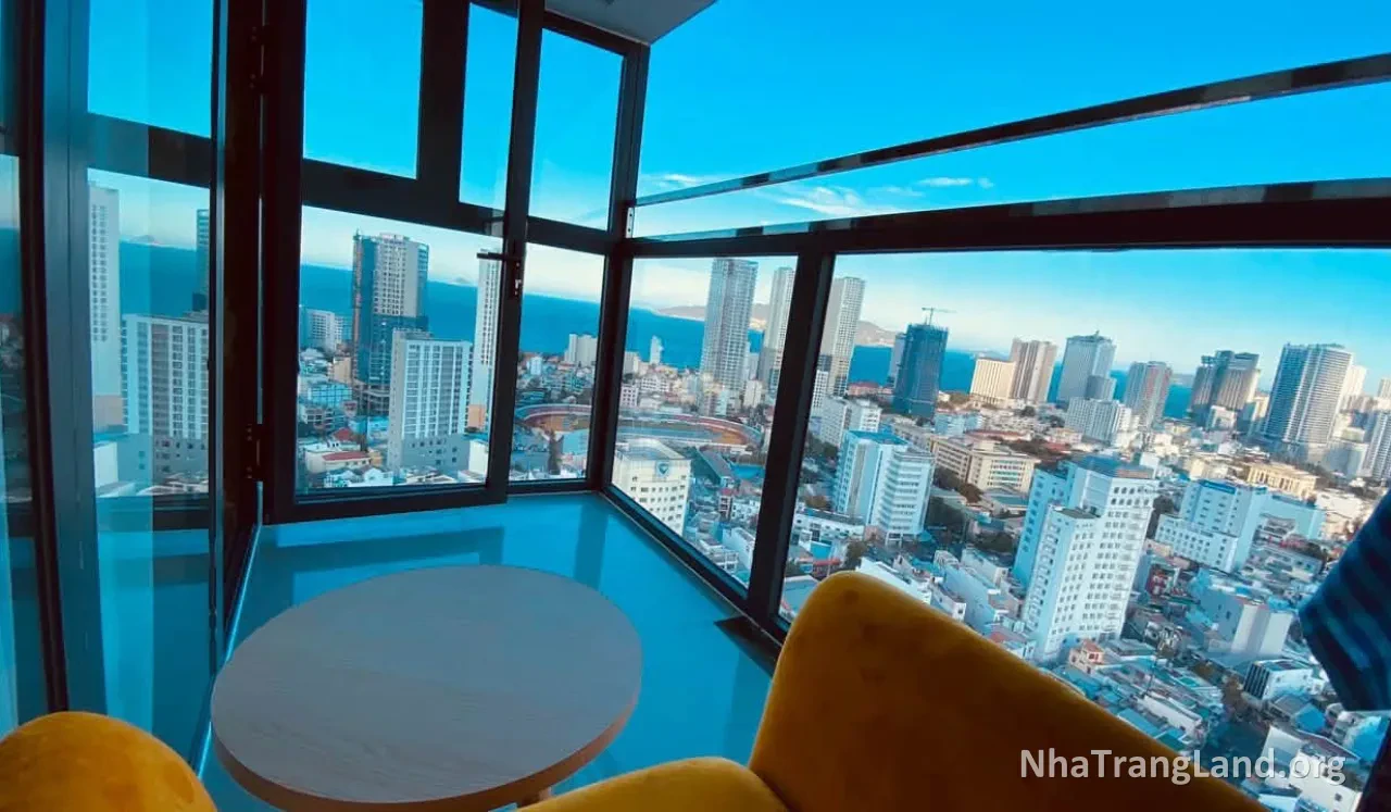 Góc kính phòng khách sạn nhìn ra thành phố và biển Nha Trang