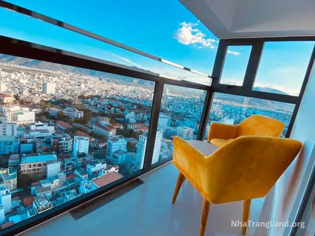 Góc kính phòng khách sạn nhìn ra thành phố Nha Trang — ảnh 2