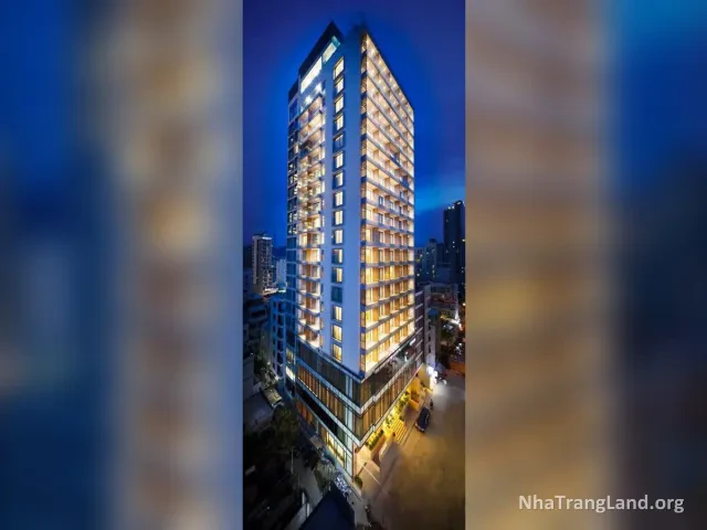 Tòa khách sạn 4 sao 22 tầng ở phố Tây Nha Trang về đêm