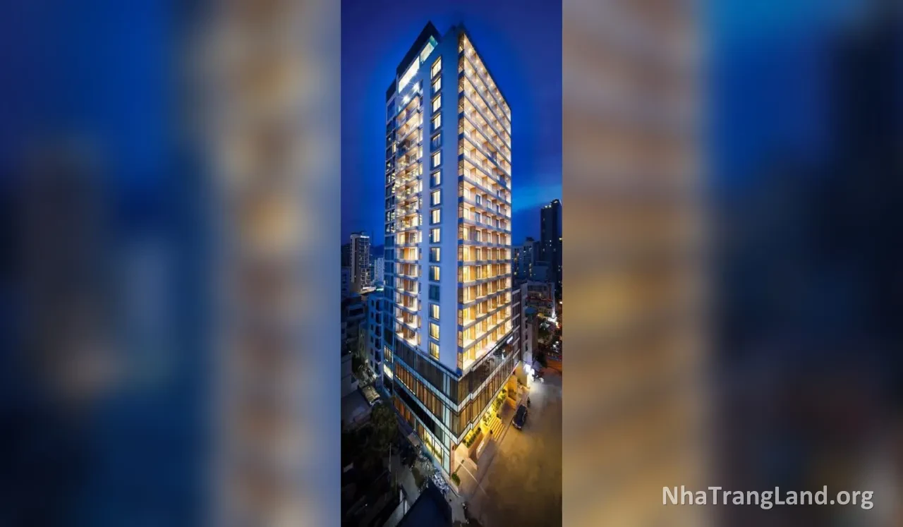Tòa khách sạn 4 sao 22 tầng ở phố Tây Nha Trang về đêm