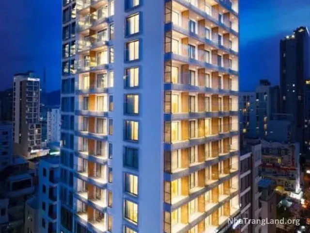 Tòa khách sạn 4 sao 22 tầng ở phố Tây Nha Trang về đêm — ảnh 2