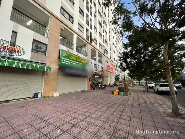 Dãy shophouse và vỉa hè rộng trước tòa SSH07, KĐT Hà Quang 1 — ảnh 3