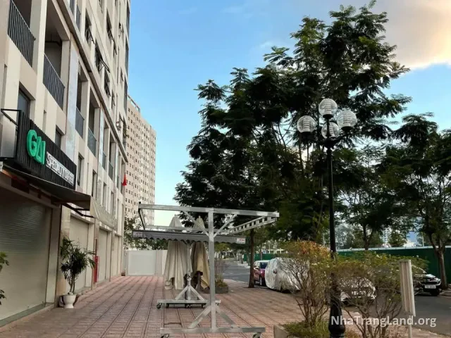 Vỉa hè trước dãy shophouse tòa SSH07 Hà Quang 1 — ảnh 4