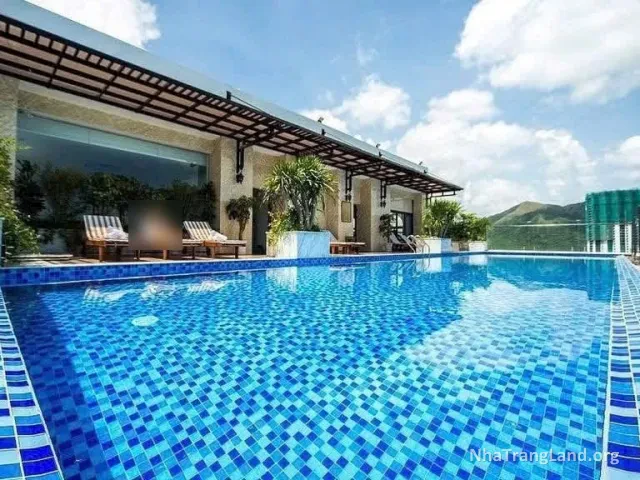 Bể bơi ngoài trời của khách sạn — ảnh 4