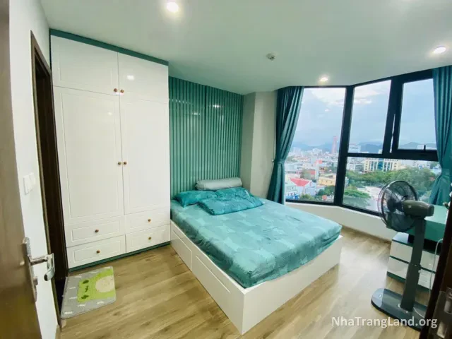 Phòng ngủ chính góc kính nhìn ra thành phố — ảnh 3