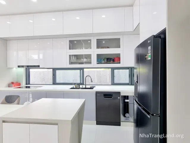 Bếp đảo và tủ bếp trắng — ảnh 4