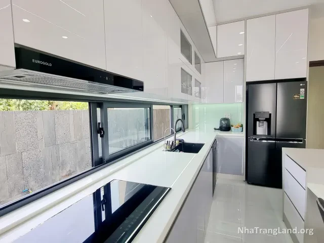 Khu bếp dài có cửa sổ ngang — ảnh 5