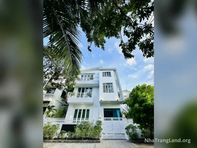 Biệt thự 3 tầng màu trắng khu 1 An Viên