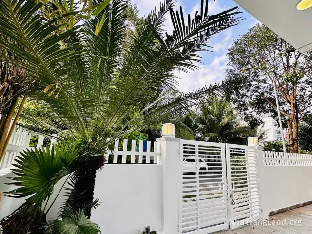 Cổng và sân trước biệt thự — ảnh 5