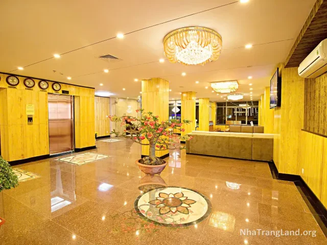Sảnh lễ tân khách sạn 3 sao 78 phòng