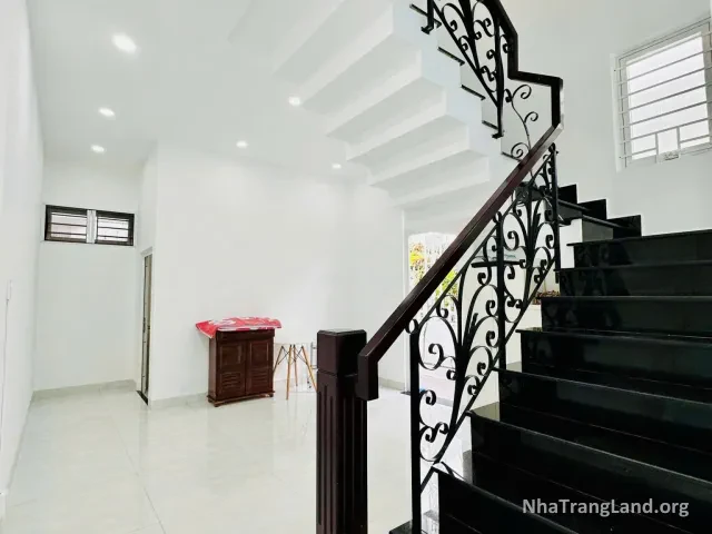 Cầu thang lan can sắt — ảnh 7