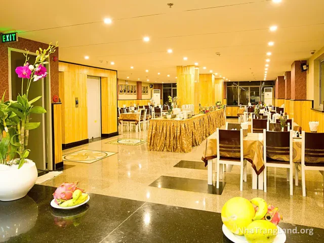 Nhà hàng buffet nhìn từ lối vào — ảnh 7