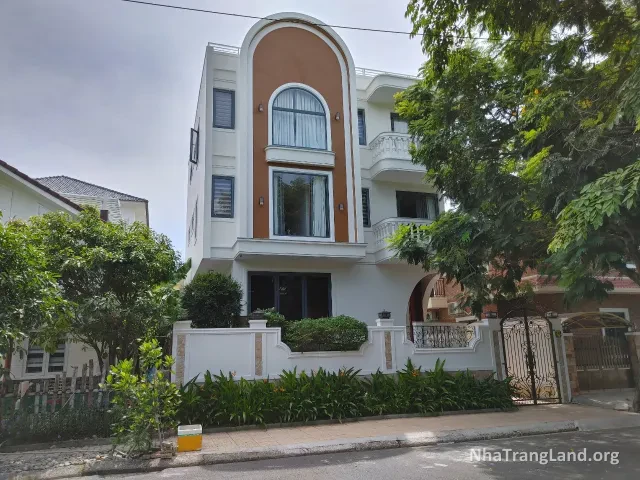 Mặt tiền biệt thự nhìn chéo — ảnh 3