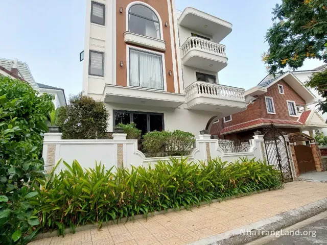 Mặt tiền biệt thự và sân vườn trước — ảnh 4