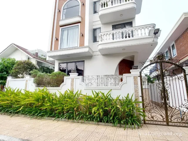 Cổng vào biệt thự — ảnh 5