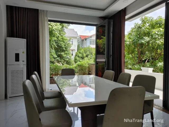 Phòng ăn nhìn ra sân vườn — ảnh 7