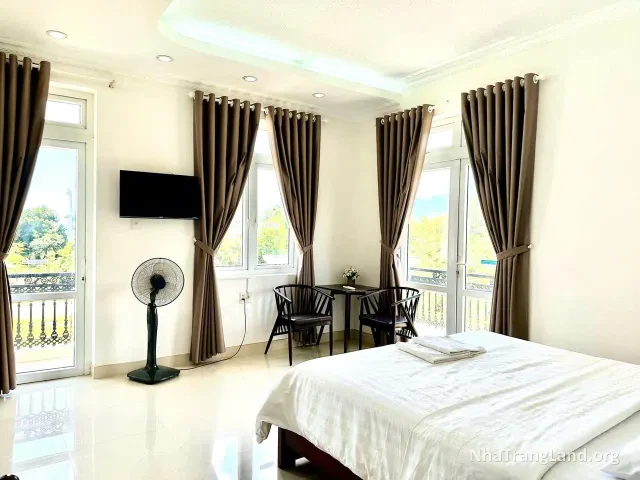 Phòng ngủ 2 có bàn ghế ban công — ảnh 6