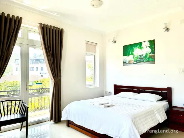 Phòng ngủ 3 nhìn ra khu biệt thự — ảnh 7