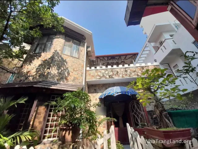 Mặt ngoài công trình hiện hữu và sân trên khu đất Tô Hiến Thành